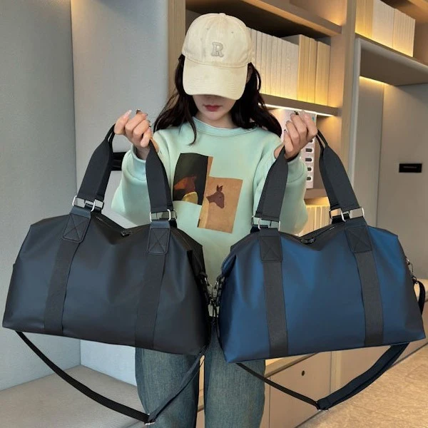 Sportliche Reisetasche aus wasserabweisendem Material und verstellbaren Griffen Skanto