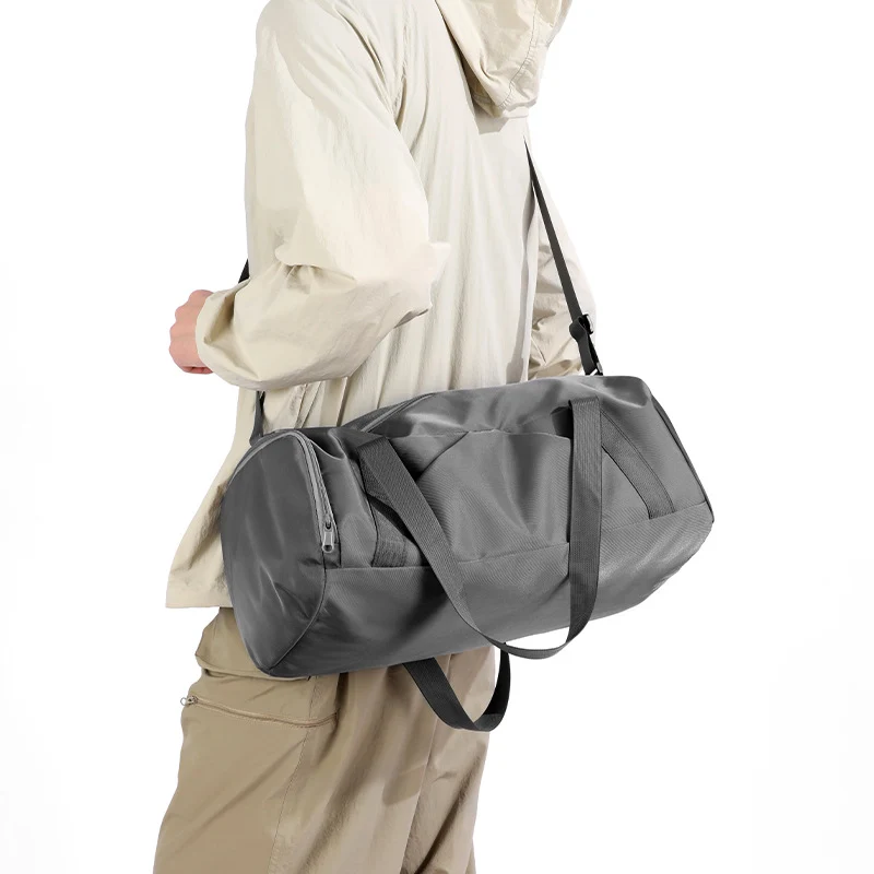 Sportliche Reisetasche mit verstellbarem Schultergurt und strapazierfähigem Material Skanto