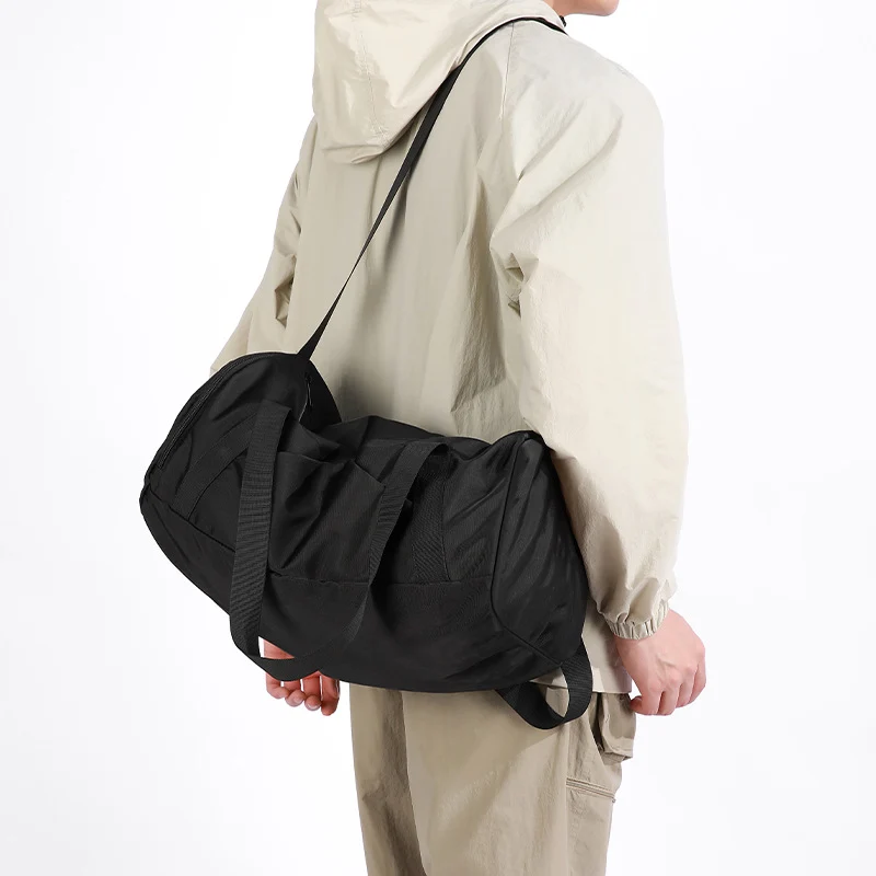 Sportliche Reisetasche mit verstellbarem Schultergurt und strapazierfähigem Material Skanto