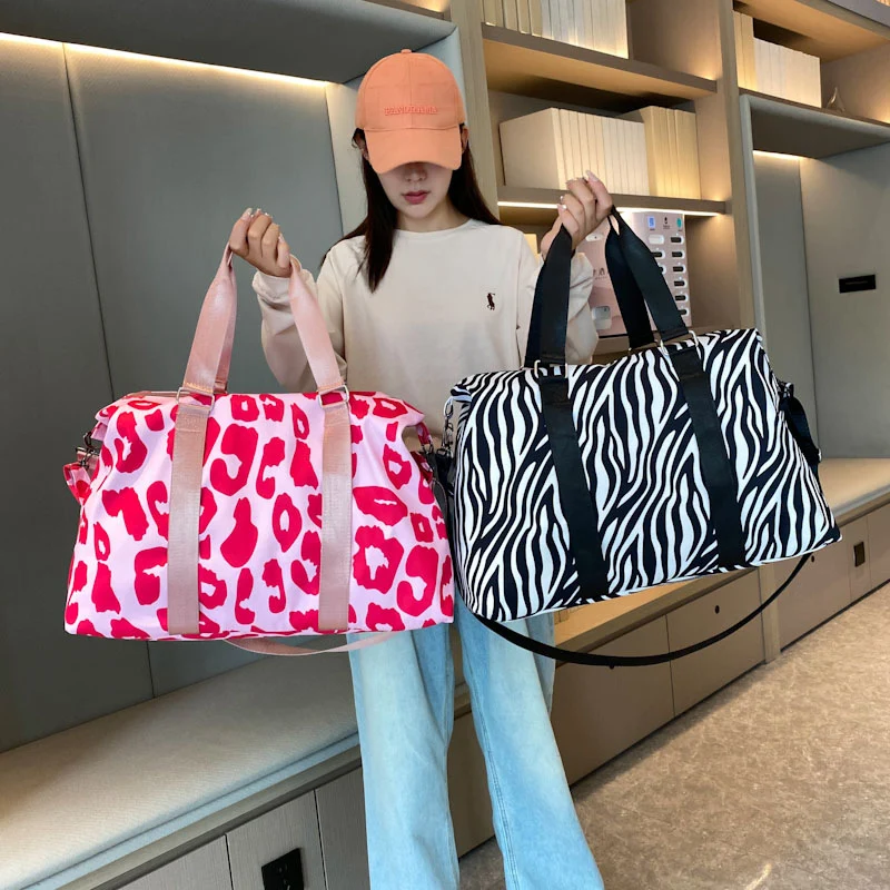 Sportliche Reisetasche mit trendigem Zebramuster Skanto