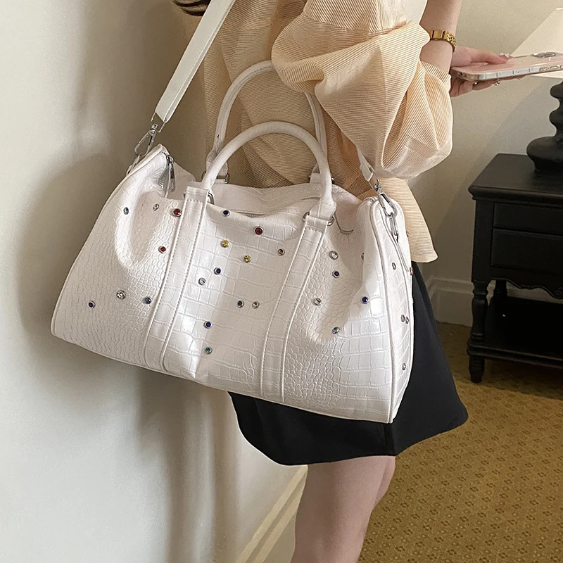 Moderne Reisetasche mit strukturierter Oberfläche und vielseitigem Innenraum Skanto