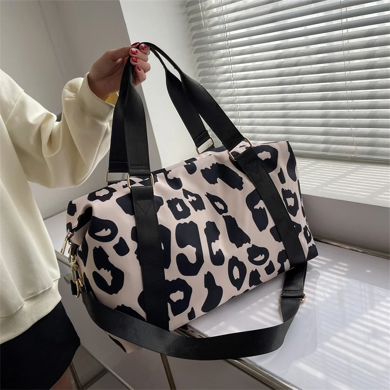 Sportliche Reisetasche mit modernem Leopardenmuster Skanto