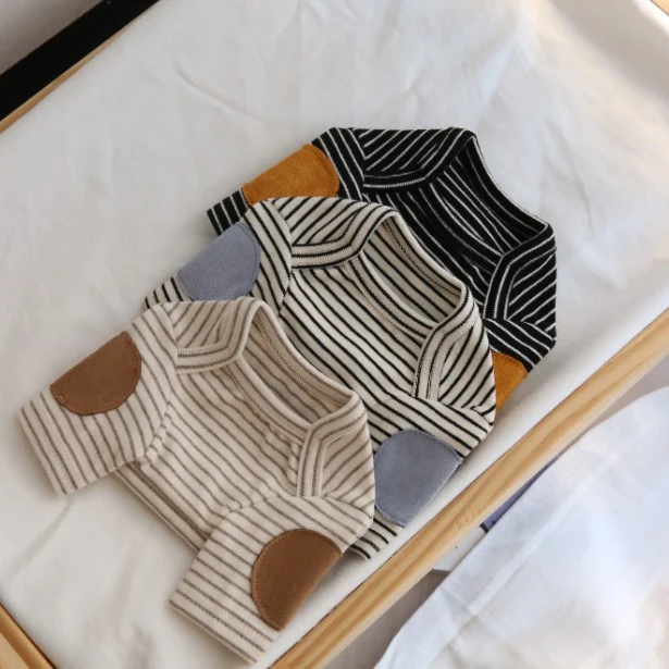 Gestreiftes Baumwollstrickhundetee mit El-Patches und abgerundetem Bauchschnitt