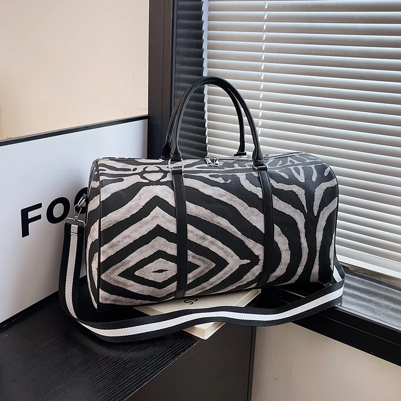 Sportliche Reisetasche im trendigen Zebra-Print Skanto