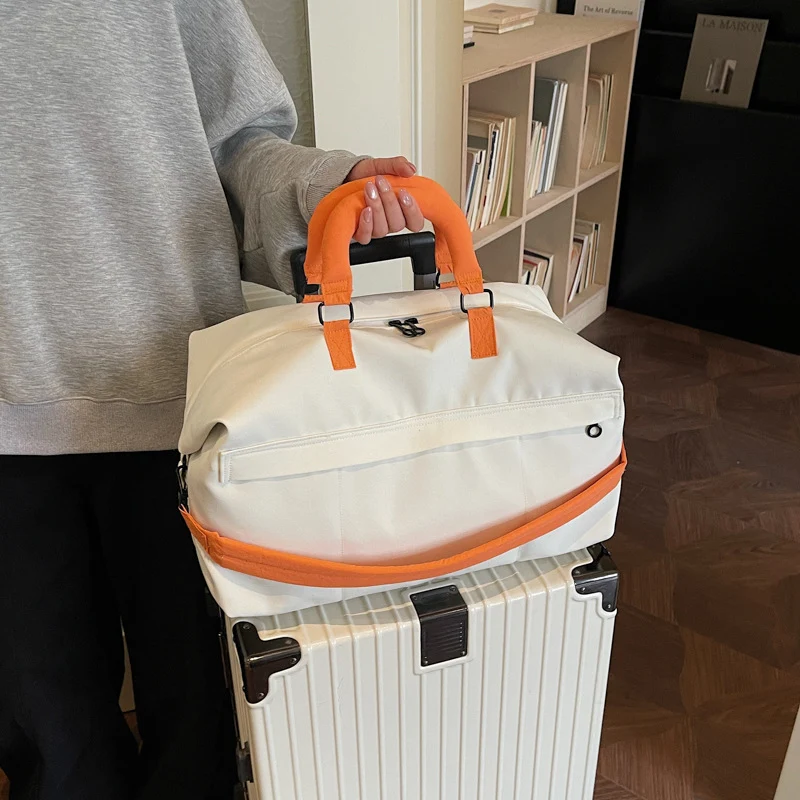 Sportliche Reisetasche aus strapazierfähigem Material mit ergonomischen Griffen Skanto