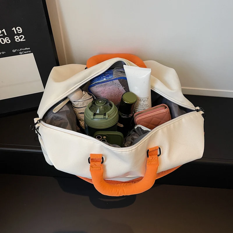 Sportliche Reisetasche aus strapazierfähigem Material mit ergonomischen Griffen Skanto