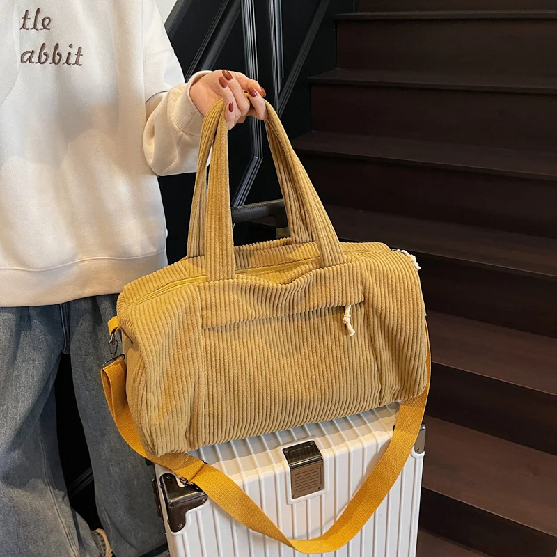 Sportliche Reisetasche aus flauschigem Cordmaterial mit verstellbarem Schultergurt Skanto