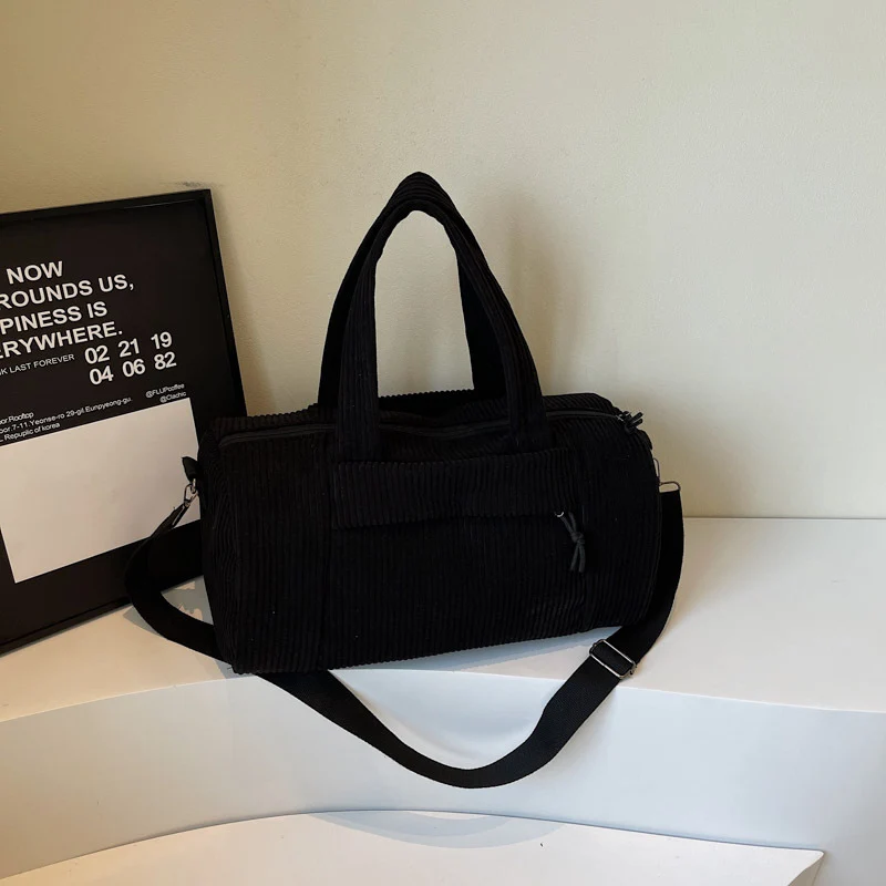 Sportliche Reisetasche aus flauschigem Cordmaterial mit verstellbarem Schultergurt Skanto