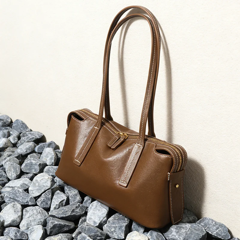 Strukturierte rechteckige Schultertasche mit langen doppelten Tragegriffen und Reißverschluss oben