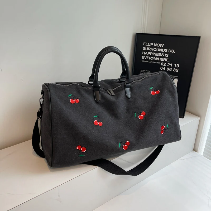 Sportliche Wochenendtasche mit verspieltem Kirschmuster Skanto