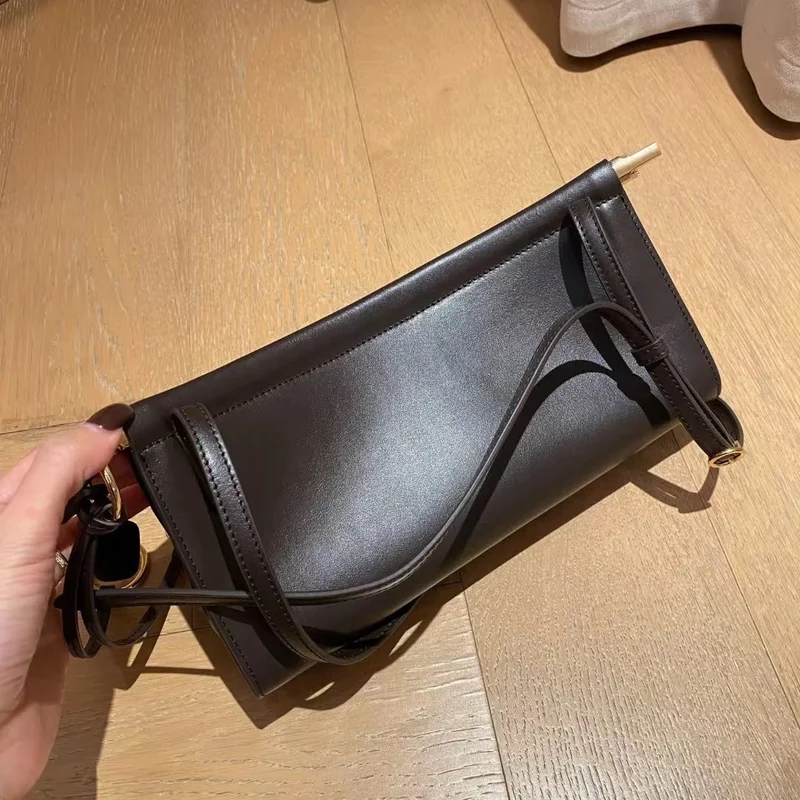 Strukturierte Leder Baguette Schultertasche mit goldener Hardware