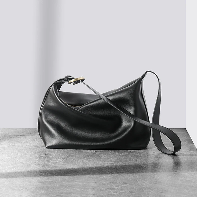 Minimalistische Gebogene Leder Schultertasche mit Verstellbarem Gurt