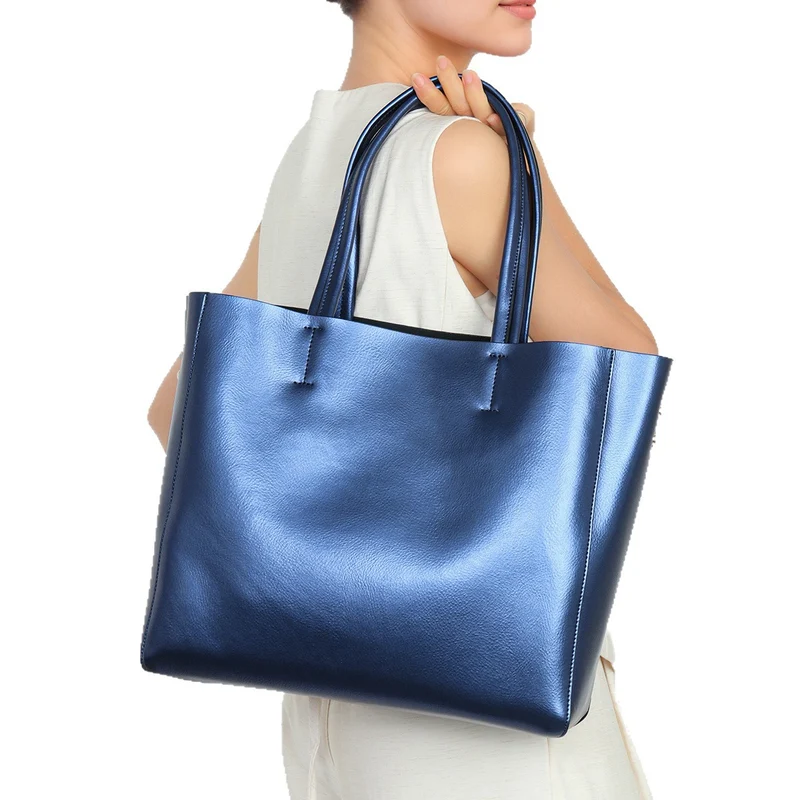 Metallic strukturierte Schultertasche mit doppelten Obergriffen