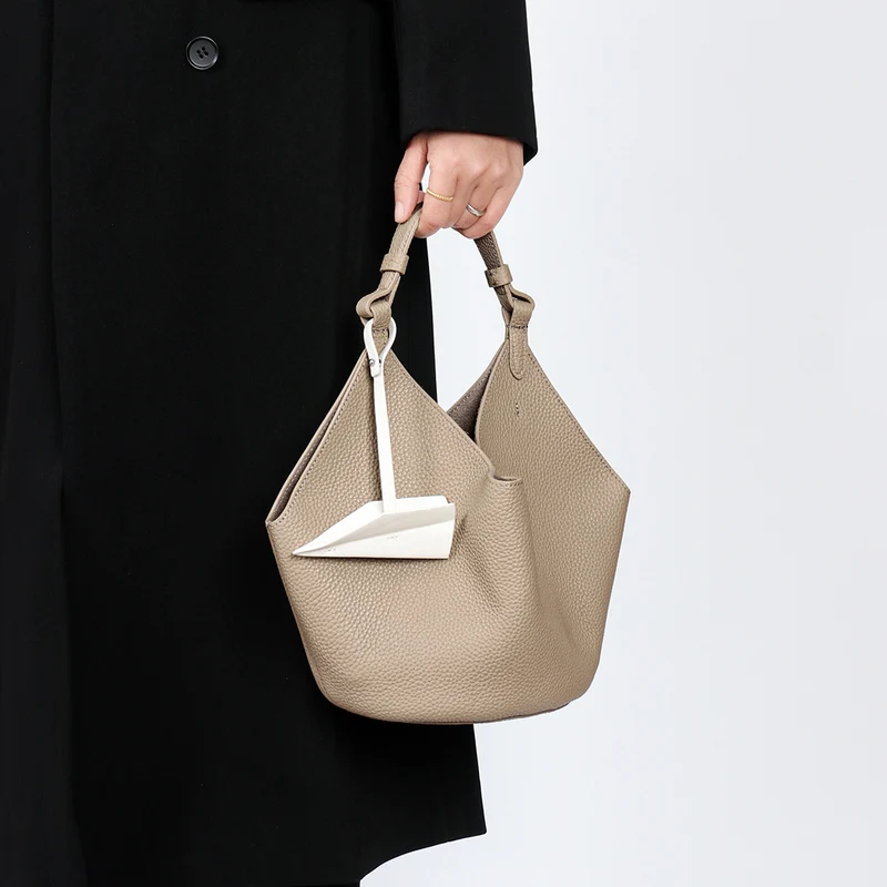 Schlaffes geprägtes Leder Hobo-Bucket-Tasche mit Oberarm und geometrischer Silhouette