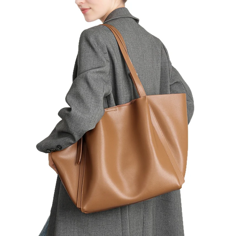 Skulptierte Slouch-Tasche mit verstellbaren, geschnallten Schulterträgern