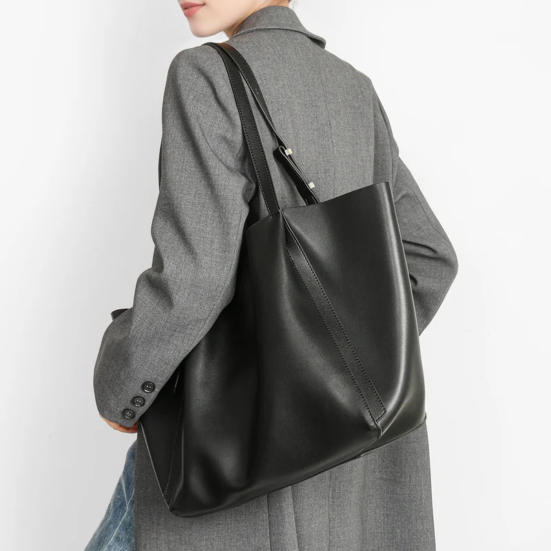 Minimalist Sculpted Tote mit verstellbaren Schulterriemen