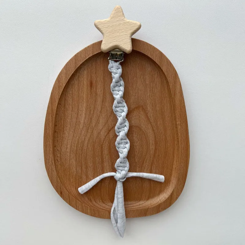 Holzstern Schnullerclip mit geflochtenem Baumwollriemen