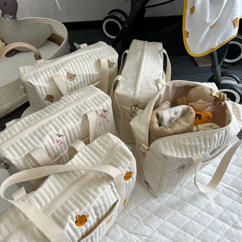Gestepptes wandelbare Wickelrucksack mit gesticktem Tierapplikation und Kinderwagenhaken