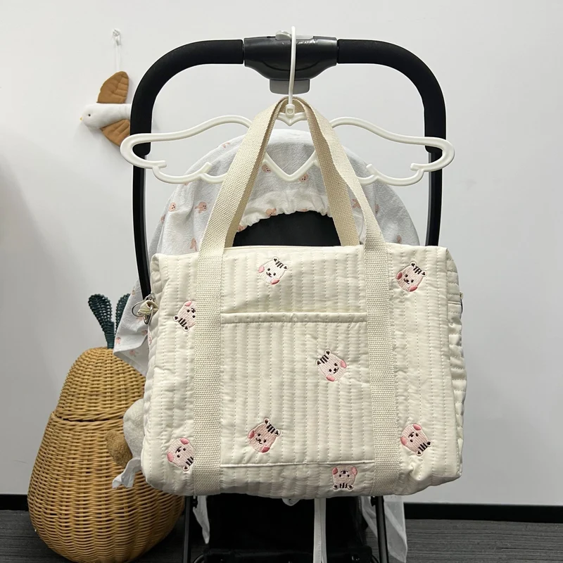 Gepolsterter Babywindel-Rucksack mit bestickten Plüschbären-Akzenten