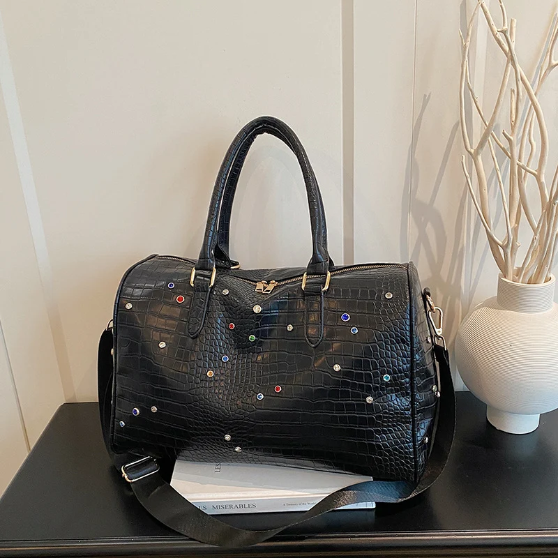 Elegante Handtasche mit luxuriösem Krokoprägung und farbigen Applikationen Skanto