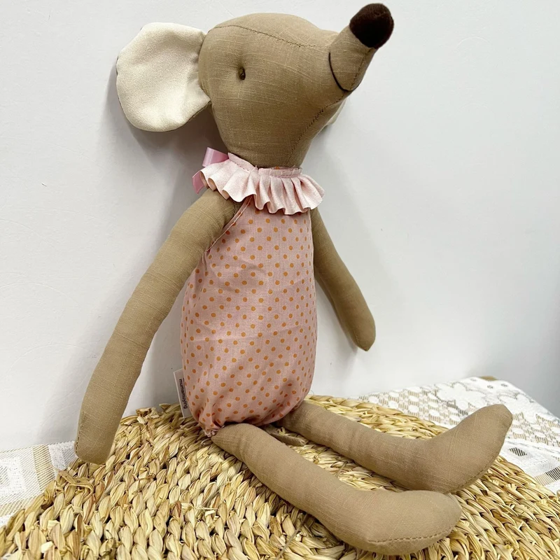 Vintage-inspirierte genähte Leinen-Elefant-Plüschpuppe mit gepunktetem Kleid