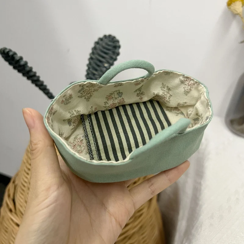 Miniature Leinenpuppe Bucket Hat mit floralem Futter und Trageschlaufe oben