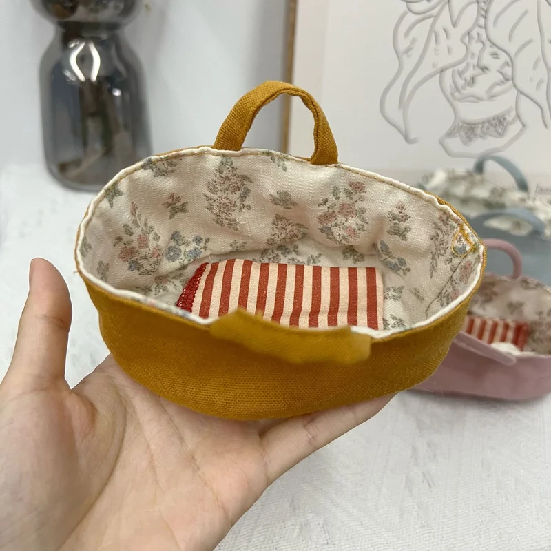 Miniature Leinenpuppe Bucket Hat mit floralem Futter und Trageschlaufe oben