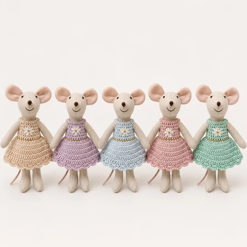 Miniatur handgenähte Leinenmaus Plüschtier mit gehäkeltem Kleid