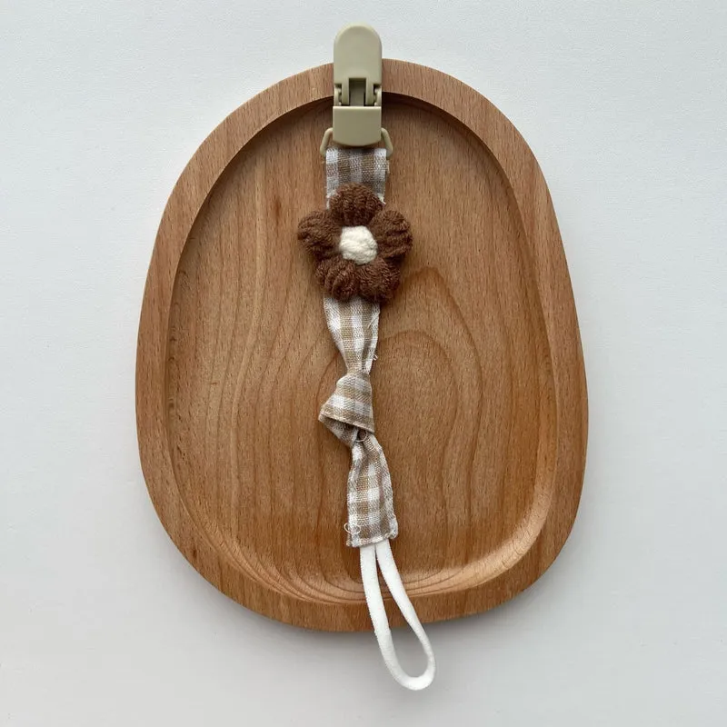 Schnuller- und Beißringclip mit Holz-Sicherheitsclip und gehäkelter Blume