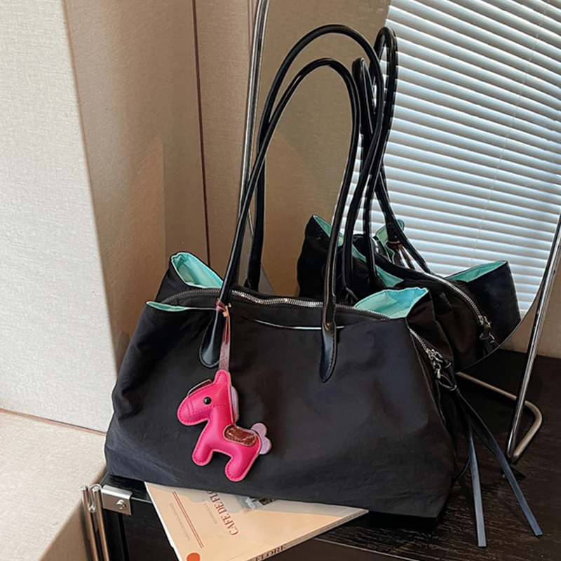 Elegante Handtasche mit Reißverschluss und praktischen Innentaschen Skanto