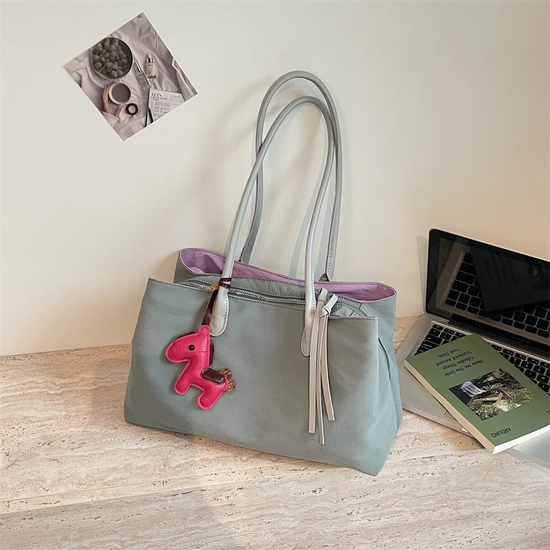 Elegante Handtasche mit Reißverschluss und praktischen Innentaschen Skanto