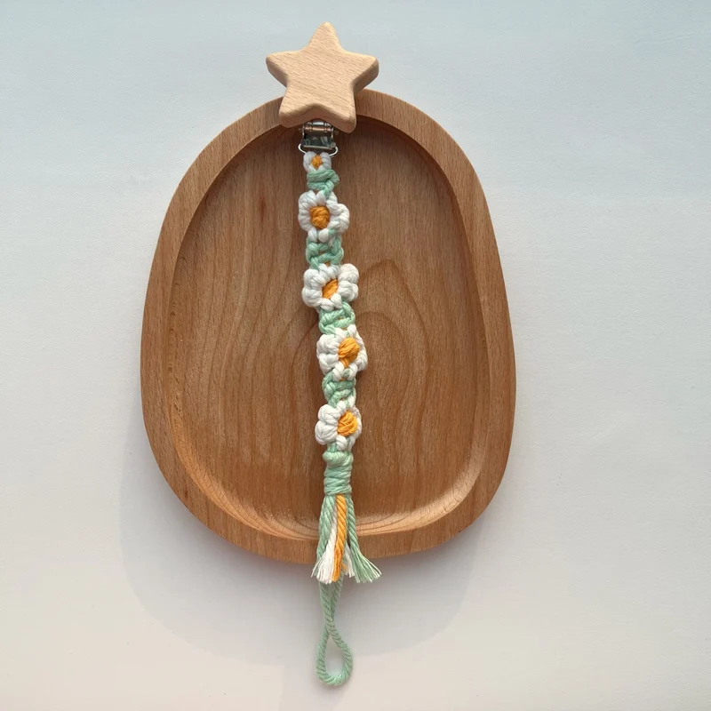 Makramee Kinderwagen- und Schnuller-Lanyard mit Holzstern-Clip