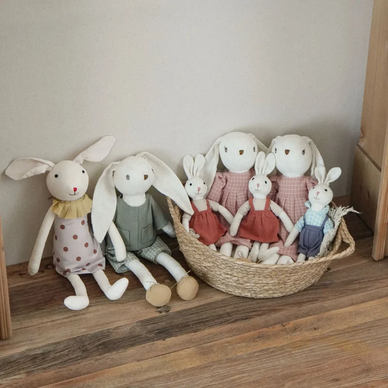 Weicher langbeiniger Leinen-Hase-Plüsch mit kariertem Kragen und gerüschten Latzhosen