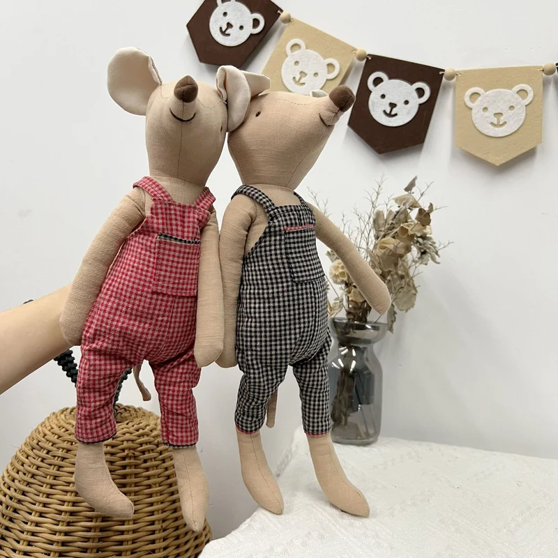 Weicher Artisan Mouse Komfortpuppe mit gepunktetem Baumwoll-Overall und Leinenkragen