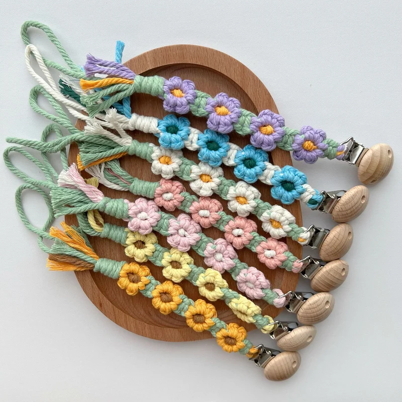 Makramee Blumen Schnullerclip mit Holz-Sicherheitsklammer