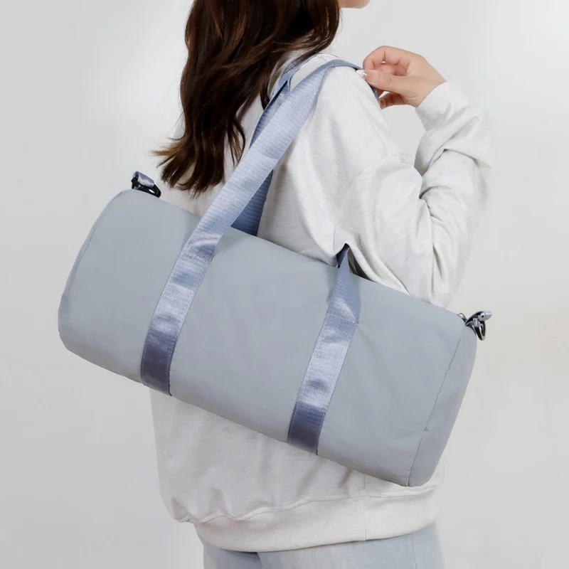 Sportliche Reisetasche aus strapazierfähigem Material mit verstellbarem Schultergurt Skanto