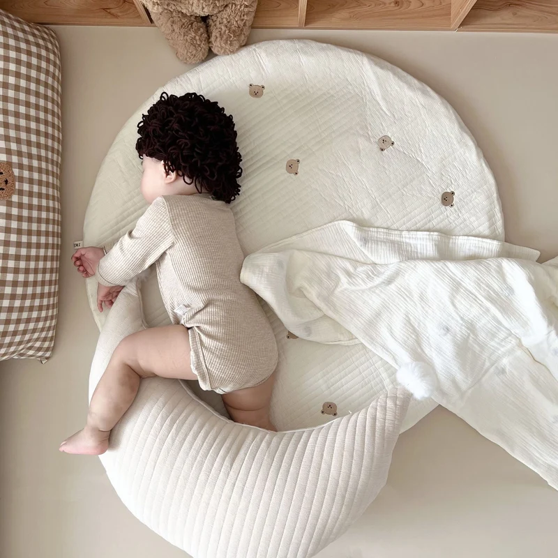 Runder Bildungs Baby Spielteppich mit Alphabetrand und Bärenillustration