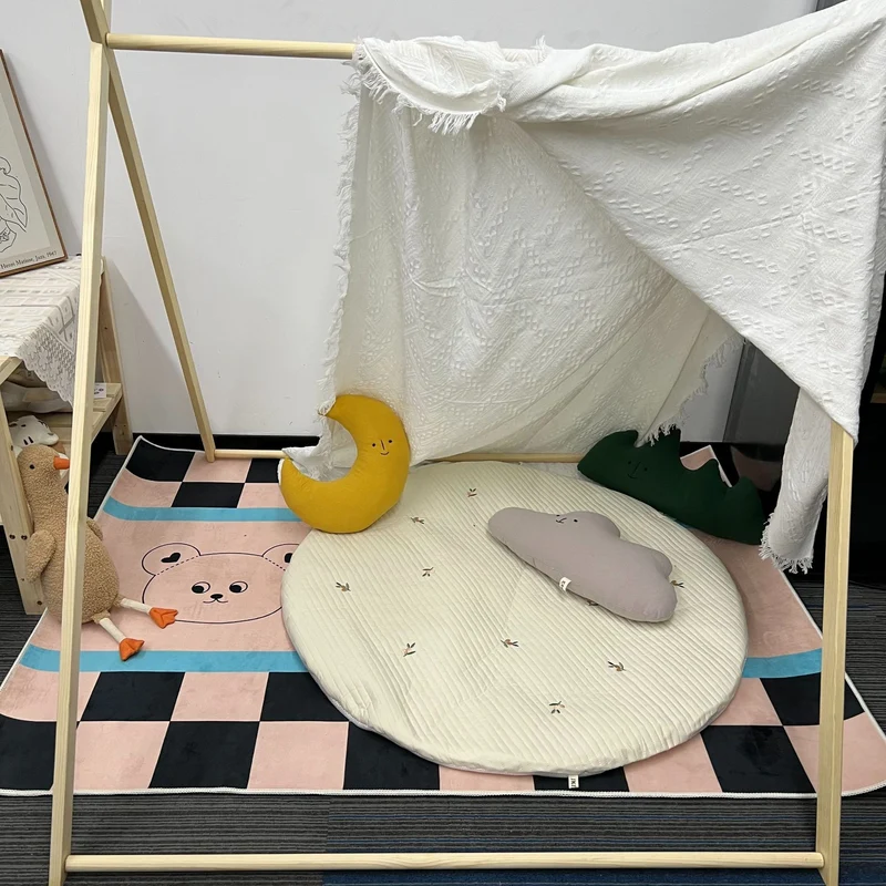 Runder Bildungs Baby Spielteppich mit Alphabetrand und Bärenillustration