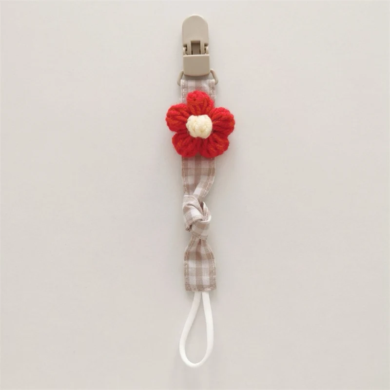 Handgemachter Baumwoll-Schnullerclip mit Gingham-Gurt und gestrickter Blume
