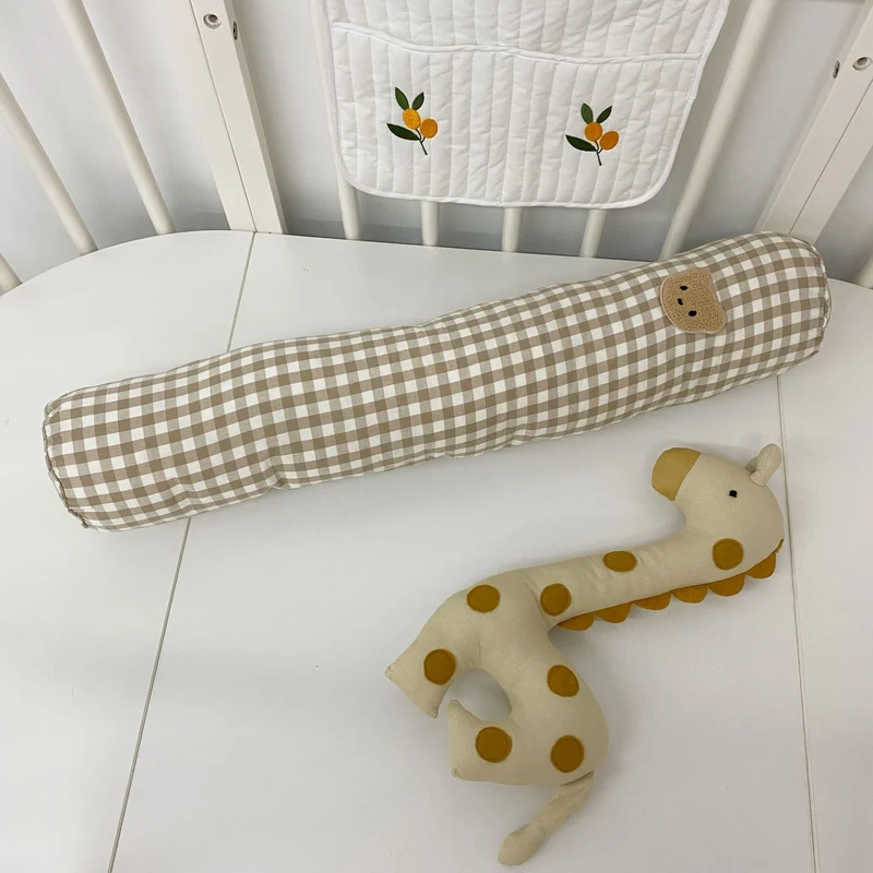 Langes Gingham Kinderzimmer Bolster-Kissen zur Unterstützung des Kinderbetts