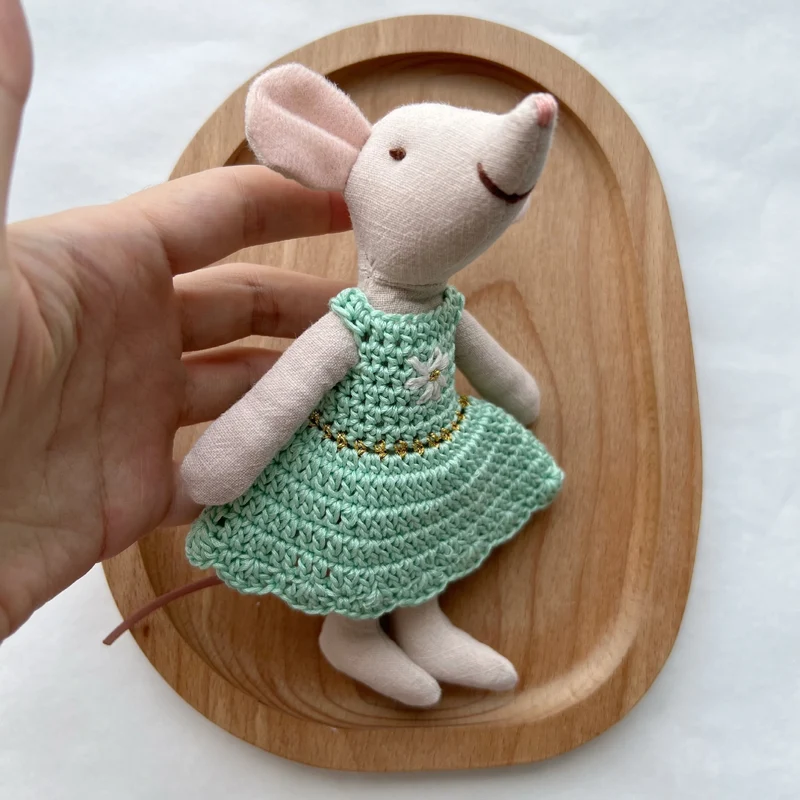 Handgefertigte Leinen-Baumwoll-Mauspuppe mit Häkelkleid und gestickter Blume