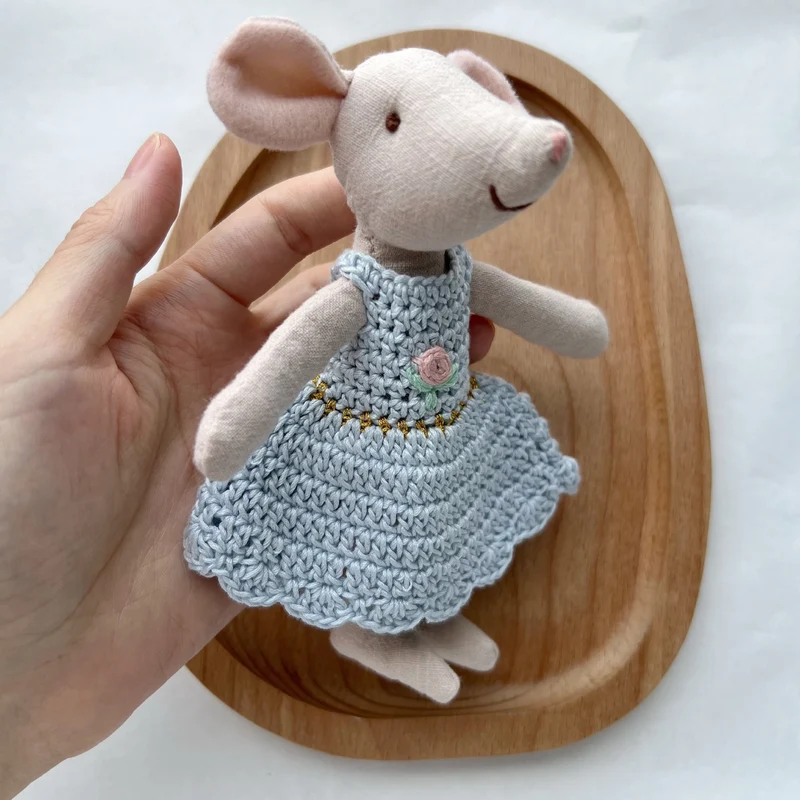 Handgefertigte Leinen-Baumwoll-Mauspuppe mit Häkelkleid und gestickter Blume