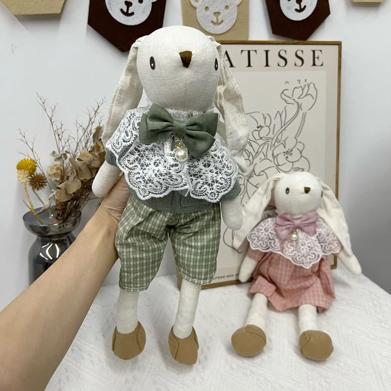 Handgefertigte Leinen-Hase Puppe mit Spitzenkragen und Perlen-Schleifen-Anhänger