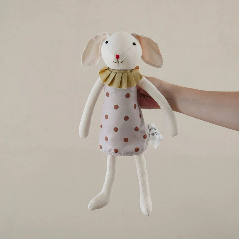 Handgefertigte Plüsch-Häschenpuppe mit floppy Ohren, gesticktem Gesicht und karierter Latzhose