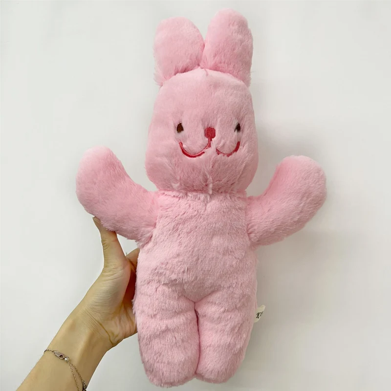 Handgefertigte Plüsch-Häschenpuppe mit floppy Ohren, gesticktem Gesicht und karierter Latzhose