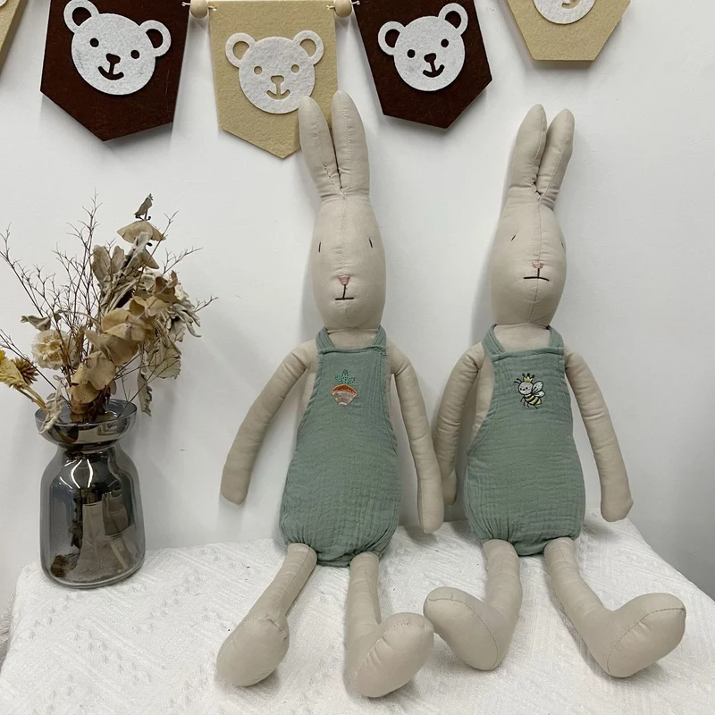 Plüsch-Langohren-Hasenpuppe mit Musslin-Overall