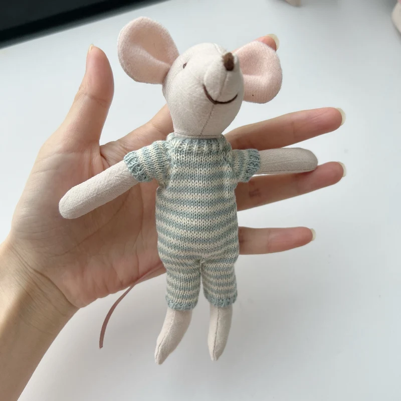 Handgefertigte Baumwollplüschmaus Puppe mit gehäkeltem Kleid
