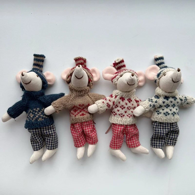Handgefertigte Baumwoll-Plüschmaus Puppe mit gehäkeltem Kleid