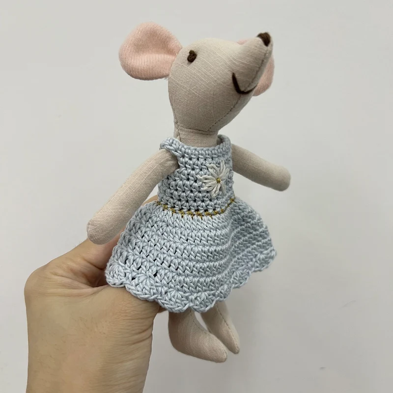 Handgefertigte Baumwoll-Plüschmaus Puppe mit gehäkeltem Kleid
