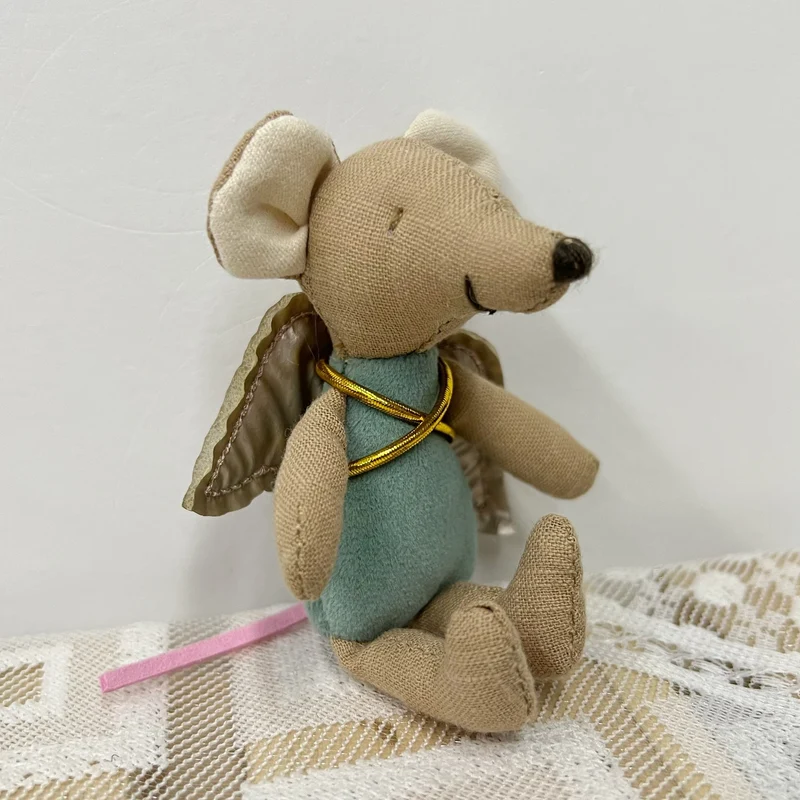 Handgefertigte Baumwoll-Plüschmaus Puppe mit gehäkeltem Kleid